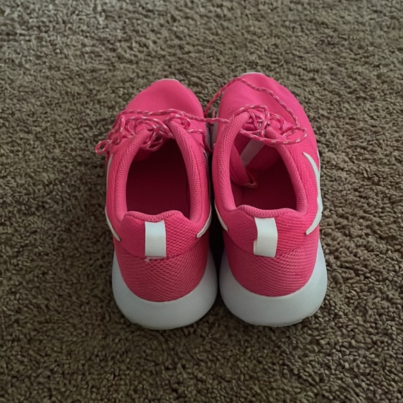 Hot pink 6.5 youth (women’s 8) Nike Roshe Run - Picture 2 of 4